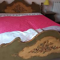 Letto in stile tirolese con comodini