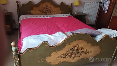 Letto in stile tirolese con comodini