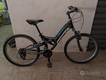 Bicicletta mountain bike
