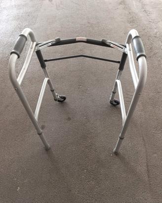 Deambulatore pieghevole con ruote