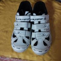 4 casa chi adulti,1 bambina con scarpe x ciclismo