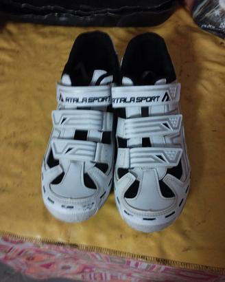 4 casa chi adulti,1 bambina con scarpe x ciclismo