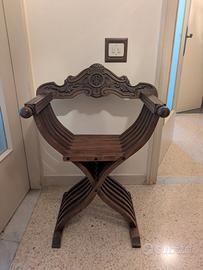 Sedia Savonarola pieghevole in legno intagliato