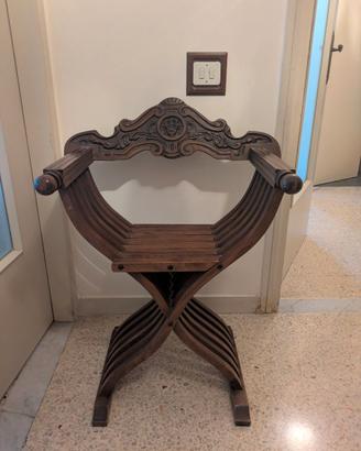 Sedia Savonarola pieghevole in legno intagliato