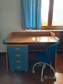 Scrivania, mobile e sedia