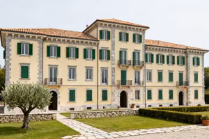 Palazzo / Stabile di 1300 m² con più di 5 locali a