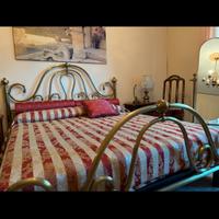 Letto e specchio in ottone