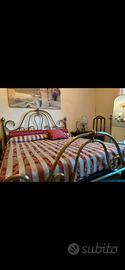 Letto e specchio in ottone