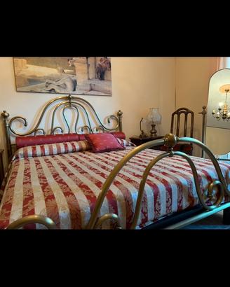 Letto e specchio in ottone