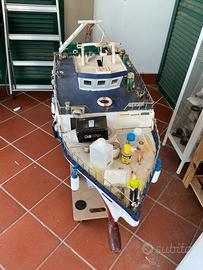 Modellismo di peschereggio radio comandato