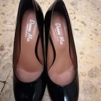Scarpe nere lucide ed eleganti con tacco