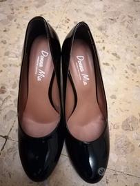 Scarpe nere lucide ed eleganti con tacco