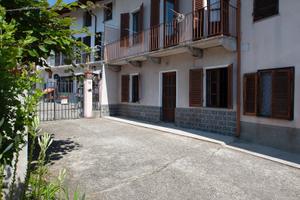 Casa di 165 mq disposta su tre livelli libera su d