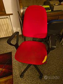sedia ufficio a rotelle rossa