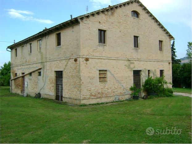 POLVERIGI: Casa colonica con annesso terreno