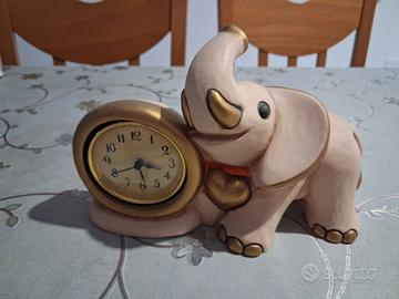 Elefante Thun con orologio.