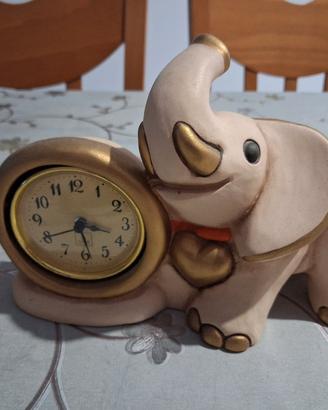 Elefante Thun con orologio.