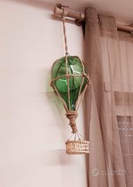 Mongolfiera fatta con botticelli di vino