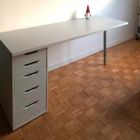 scrivania con cassettiera