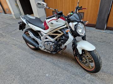 Suzuki Gladius 650 cc  71 cv 