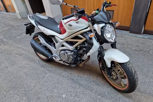 Suzuki Gladius 650 cc  71 cv 