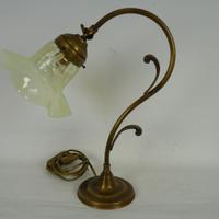 Vecchia lampada da appoggio in ottone e vetro