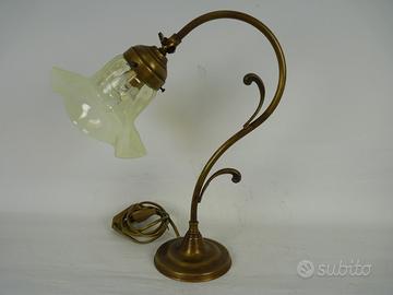 Vecchia lampada da appoggio in ottone e vetro