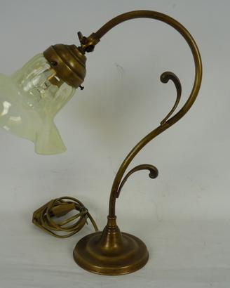 Vecchia lampada da appoggio in ottone e vetro