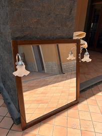 Specchio da parete con cornice in legno e applique