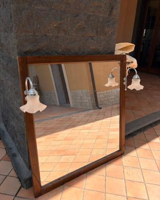 Specchio da parete con cornice in legno e applique