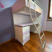 Cameretta a soppalco con scrivania 