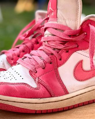 Nike Air Jordan 1 Mid "Strawberries & Cream" - Tag