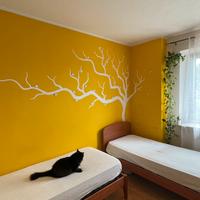 2 letti + 2 comodini legno scuro/giallo