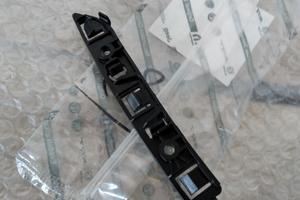 STAFFA GUIDA DESTRA PARAURTI ANTERIORE 52082387 FI