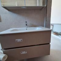 Mobile bagno con lavabo integrato e specchio