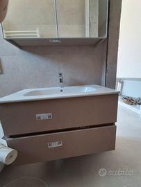 Mobile bagno con lavabo integrato e specchio