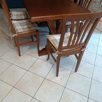 Tavolo allungabile e sedie per sala