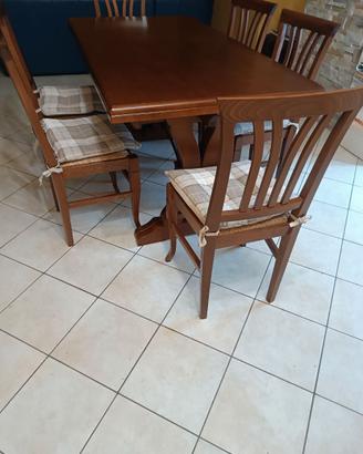 Tavolo allungabile e sedie per sala