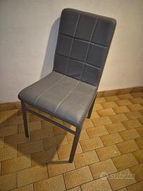 tre sedie imbottite da tavolo