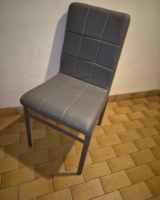tre sedie imbottite da tavolo