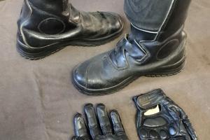 Abbigliamento moto da donna : stivali e guanti