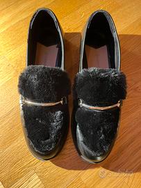 Mocassino nero con pelo sintetico