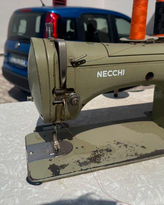 Macchina per cucire necchi