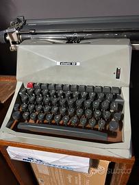 Macchina da scrivere Olivetti 82 - Vintage