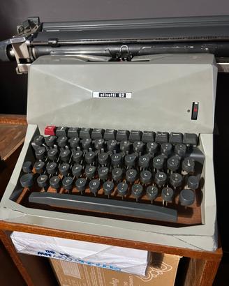 Macchina da scrivere Olivetti 82 - Vintage