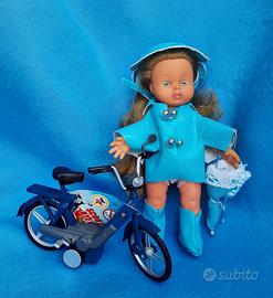Bambola IC mini tini formaggina in blu con scooter