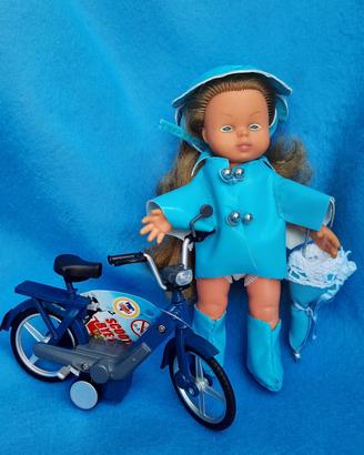 Bambola IC mini tini formaggina in blu con scooter