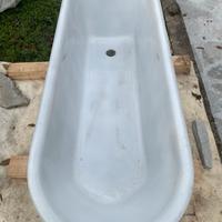 Vasca da bagno antica con piedini in ghisa