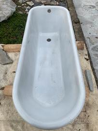Vasca da bagno antica con piedini in ghisa