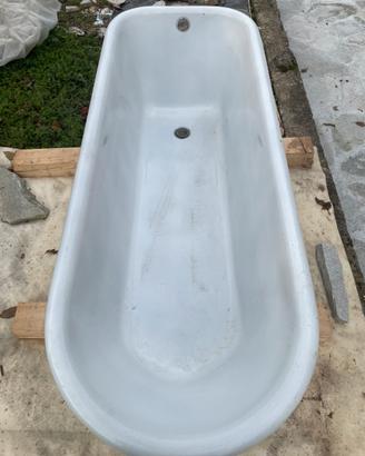 Vasca da bagno antica con piedini in ghisa